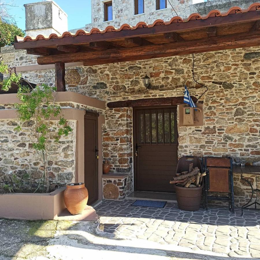 Areti's Traditional House Landsteder Apollona