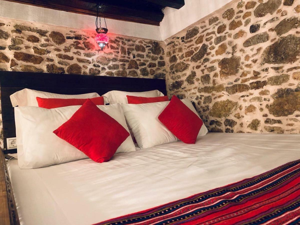 Areti's Traditional House Apollona